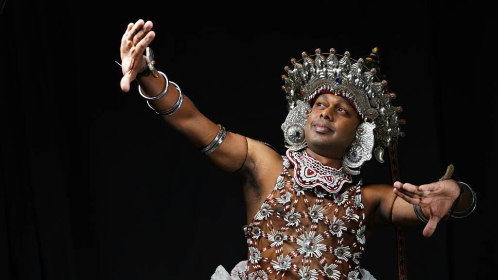 fête de perahera dans les rues de Kandy