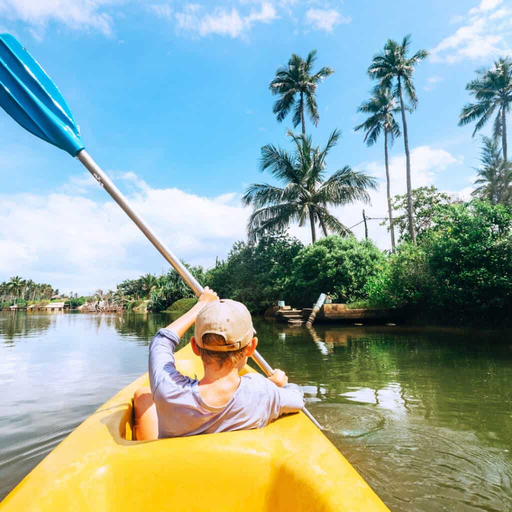 Sortie en kayak sur une rivière paisible au Sri Lanka, activité familiale en pleine nature