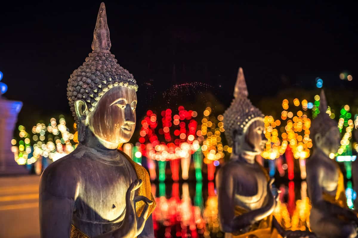 Illuminations temples statue bouddha Célébrations et fête Pleine Lune Poya Day Voyage Sri Lanka