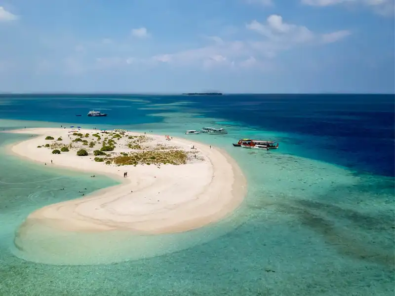 Banc de sable Atoll de Raa aux Maldives Plage parfait pour célébrations de la nouvelle année
