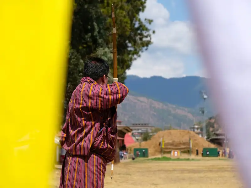 Homme s'apprêtant à tirer au tir à l'arc sport national au Bhoutan