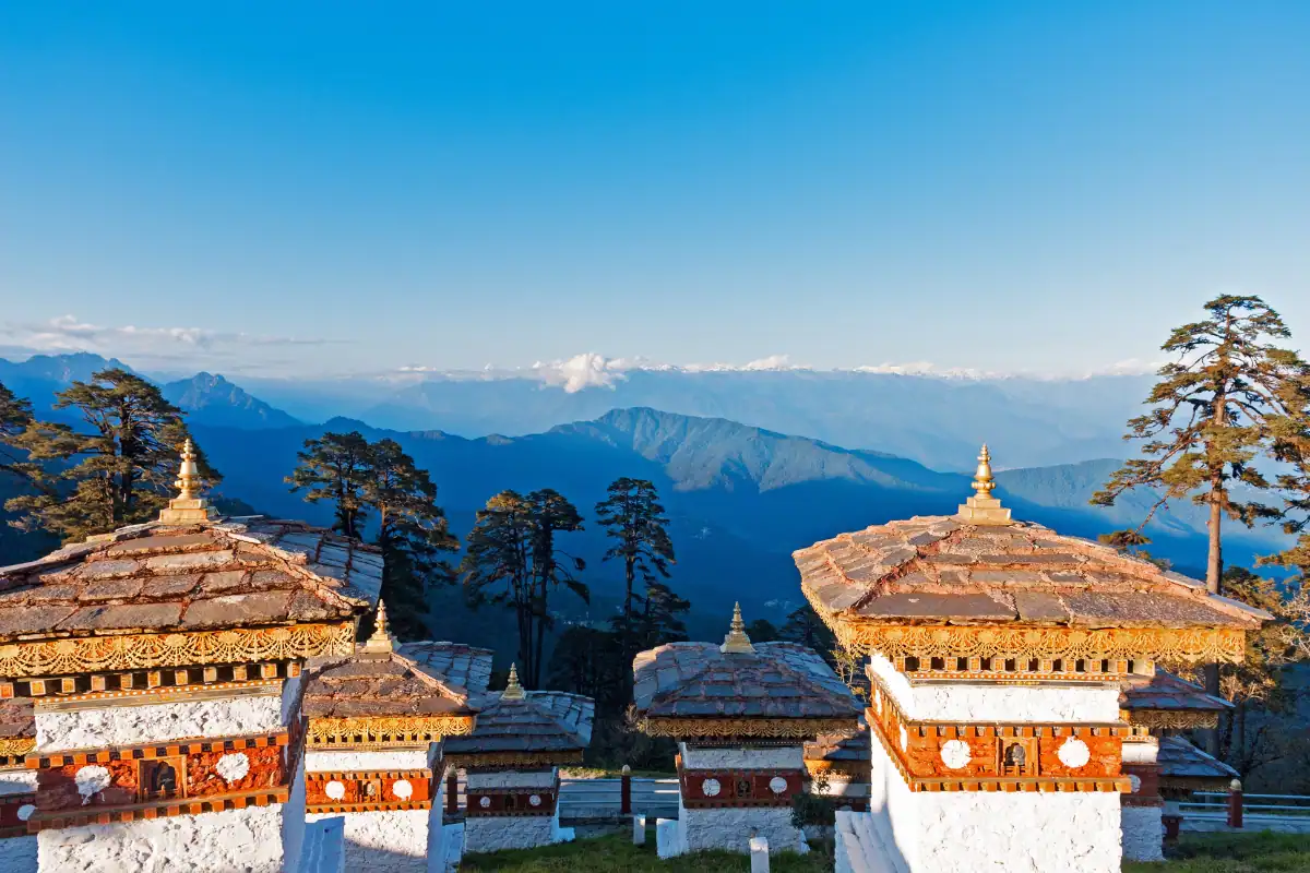 Vue sur l'himalaya depuis un temple au Bhoutan Voyage personnalisé