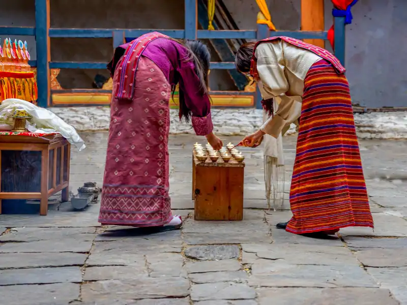 Femmes lors d'une cérémonie bhouddiste au Bhoutan Expérience Voyage