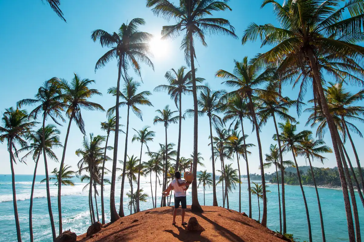 Couple sur Coconut Hill au Sri Lanka Séjour Romantique Palmiers et Mer