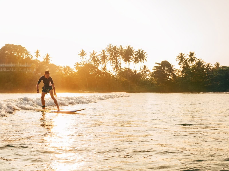 Surfeur vague plage au Sri Lanka Voyage