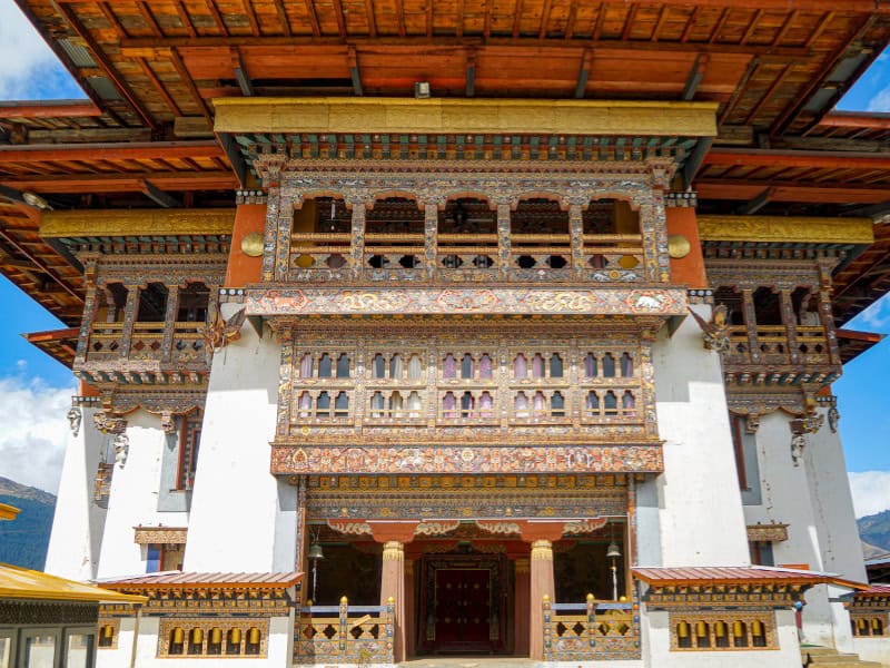Architecture et vue de la façade du monastère bhouddiste Gangtey Goenpa ornements Séjour Sri Lanka