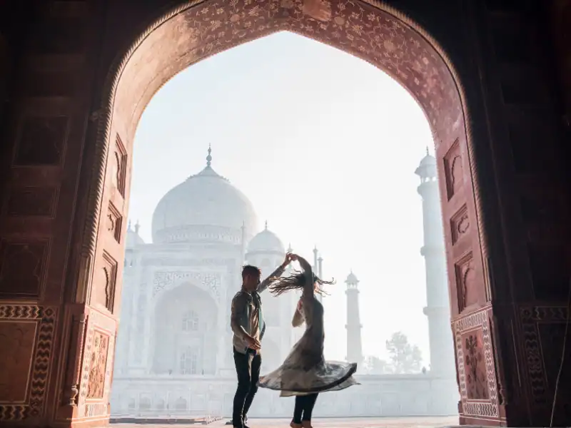 Couple dansant face au Taj Mahal en Inde Voyage en Duo Romance