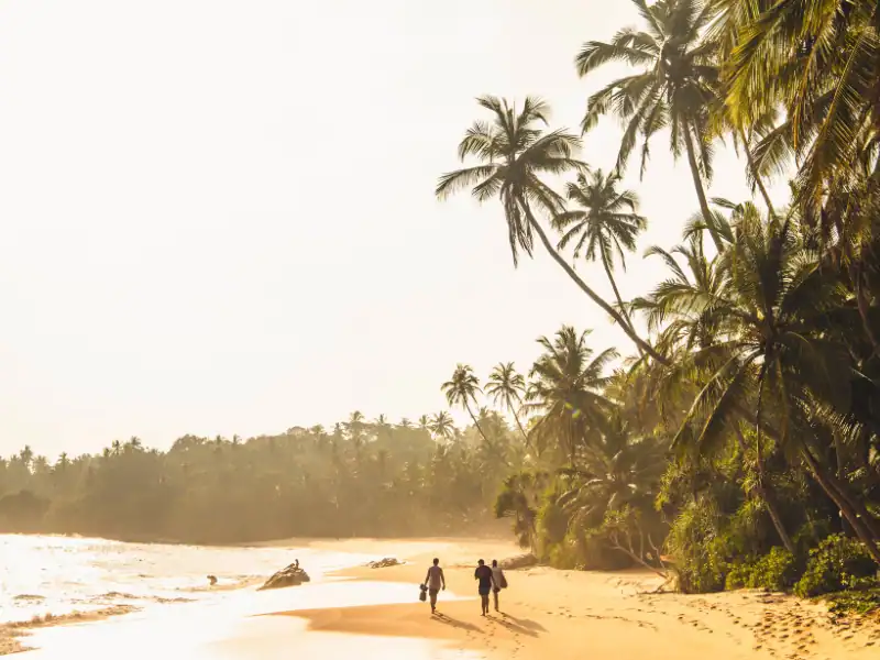 Voyageurs se promenant sur la plage Silent Beach à Tangalle au Sri Lanka pour le Nouvel An