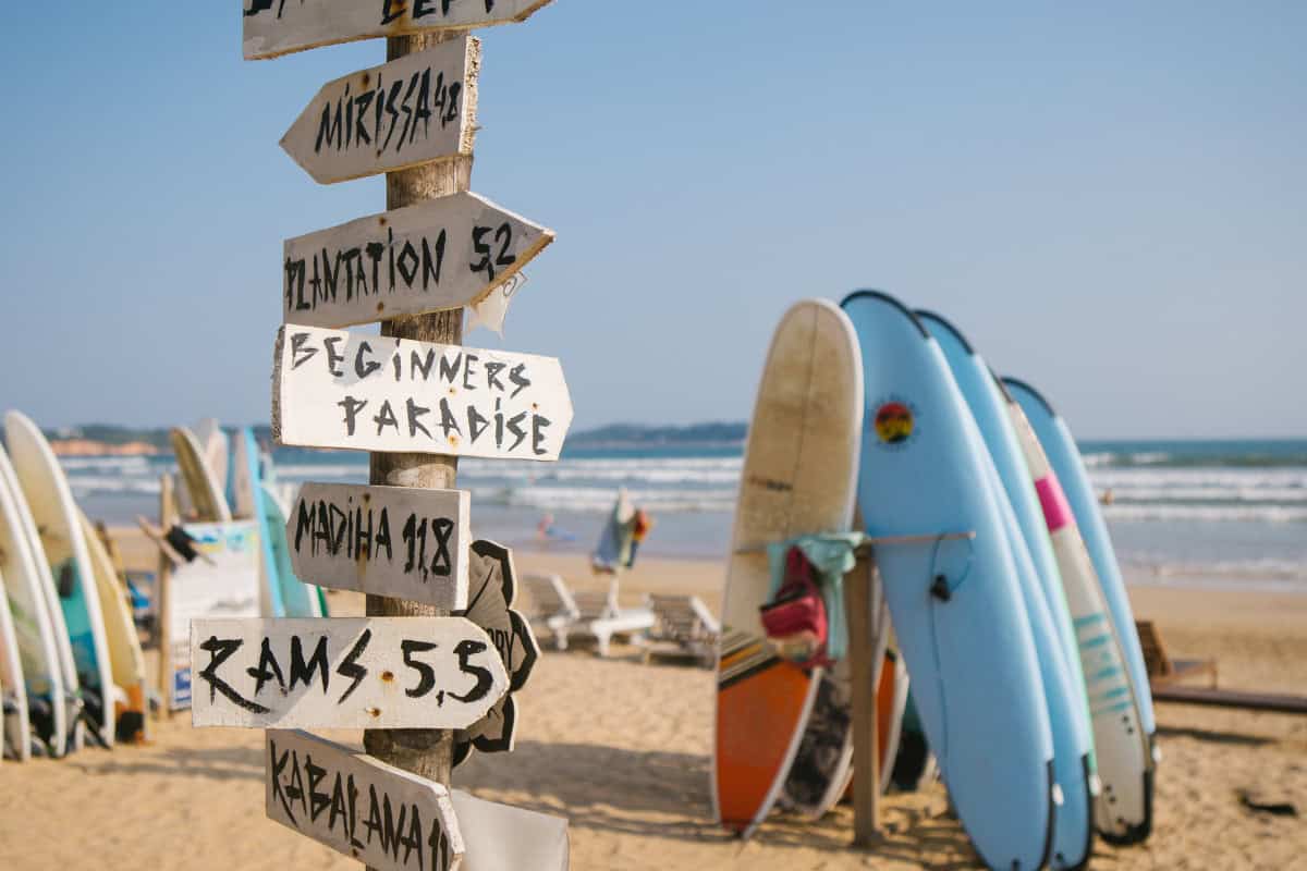 Planches de surf sur une plage au Sri Lanka Cours Voyage