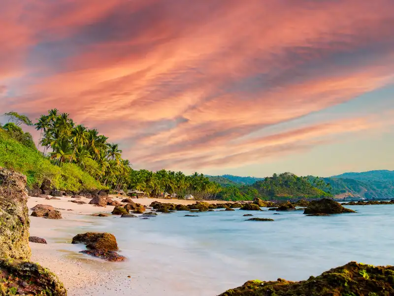 Plage Varkala en Inde durant le couché de soleil pour fêter 2026