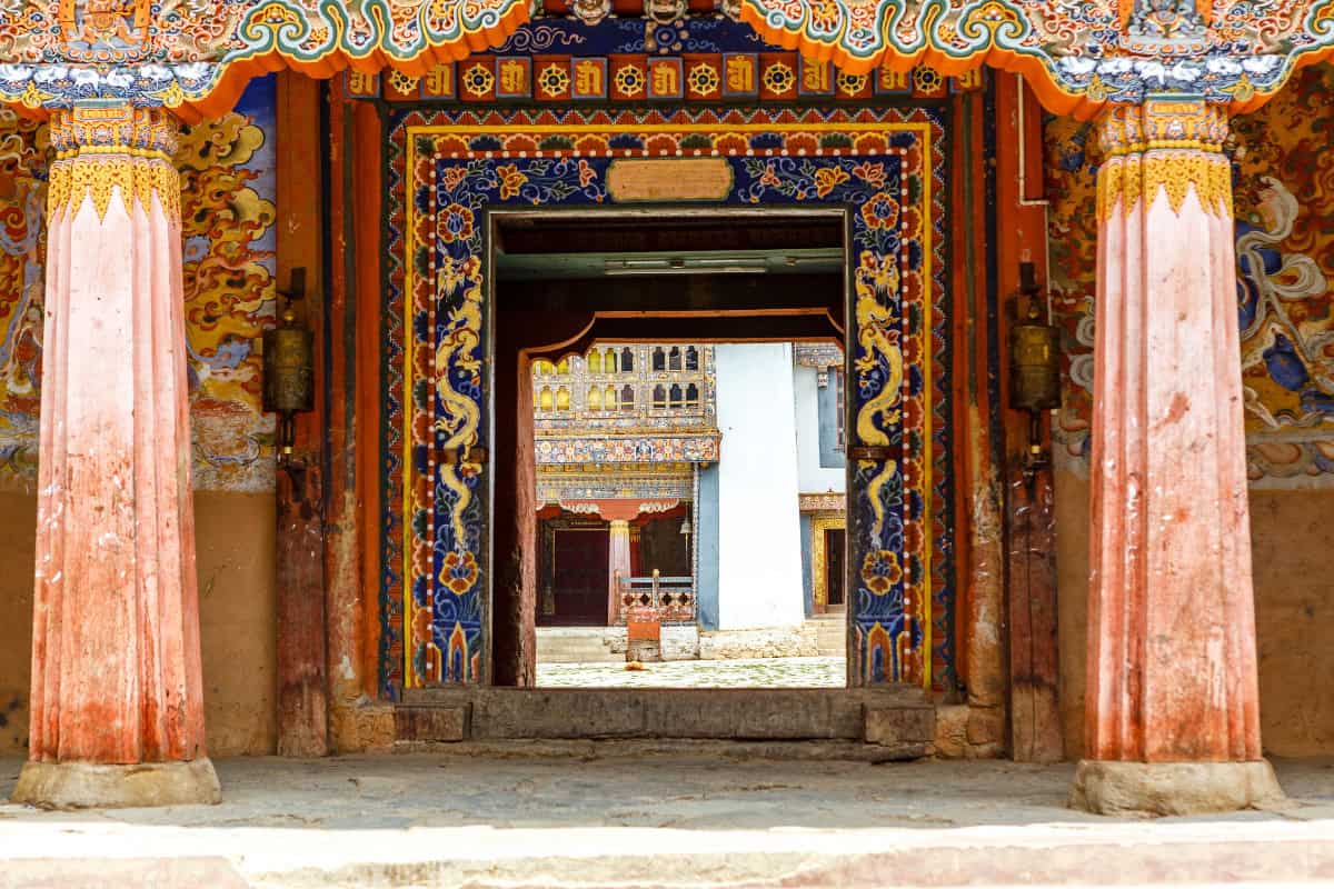 Superbe temple photographié au Bhoutan lors d'un voyage en hiver