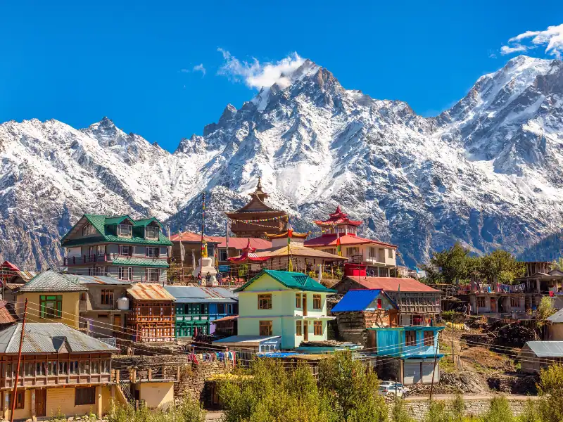 Vue sur un village de l'Himachal Pradesh et l'Himalaya en Inde voyage sur mesure