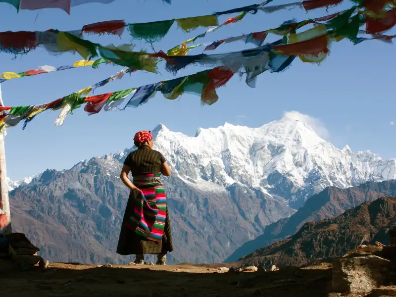 Vue sur les sommets enneigés de l'Himalaya au cours du fameux trek Langtang au Népal