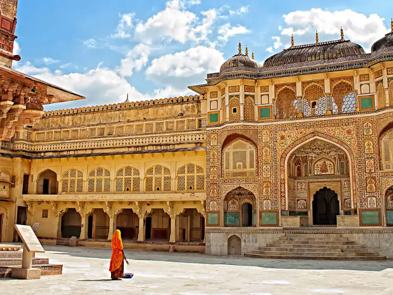 Vue sur le palais Amber Fort dans le Rajasthan en Inde à Jaipur circuit privé