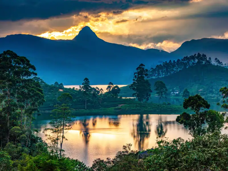 Vue sur le sommet de l'Adams Peak Sri Pada au levé du soleil randonnée incontournable au Sri Lanka