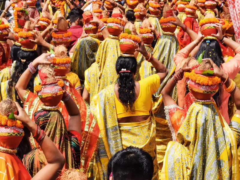 Foule colorée lors d'une fête religieuse en Inde célébrations spirituelles indiennes