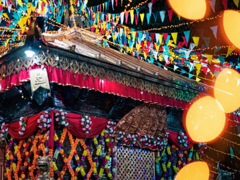 Un temple illuminé de lumières à l'occasion de Diwali pour la fête des lumières en Inde