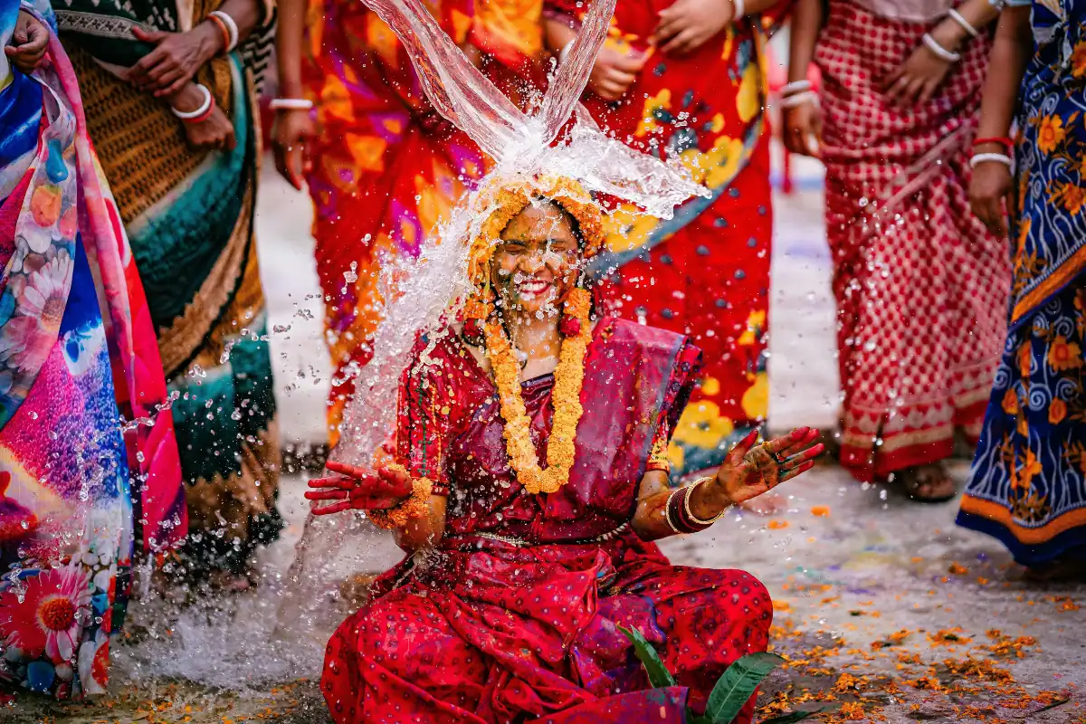 Photo montrant une femme indienne célébrant une fête traditionnelle Fêtes incontournables à vivre en Inde lors d'un voyage