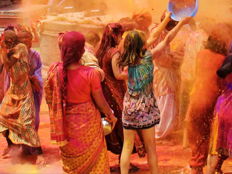 Voyageurs célébrant la fête de couleurs, Holi, en Inde aux côtés de la population locale lors d'un voyage authentique et sur mesure