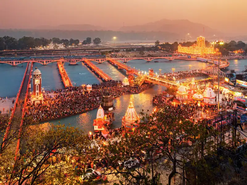 Rassemblement spirituel dans une ville indienne lors de Kumbh Mela fête lors d'un séjour en Inde