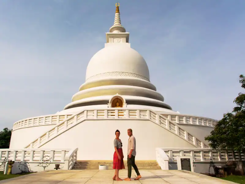 Couple amoureux prenant la pose devant un temple bouddhiste au Sri Lanka