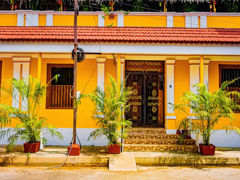 Vue sur une façade colorée d'une maison dans le Tamil Nadu en Inde lors d'un séjour unique