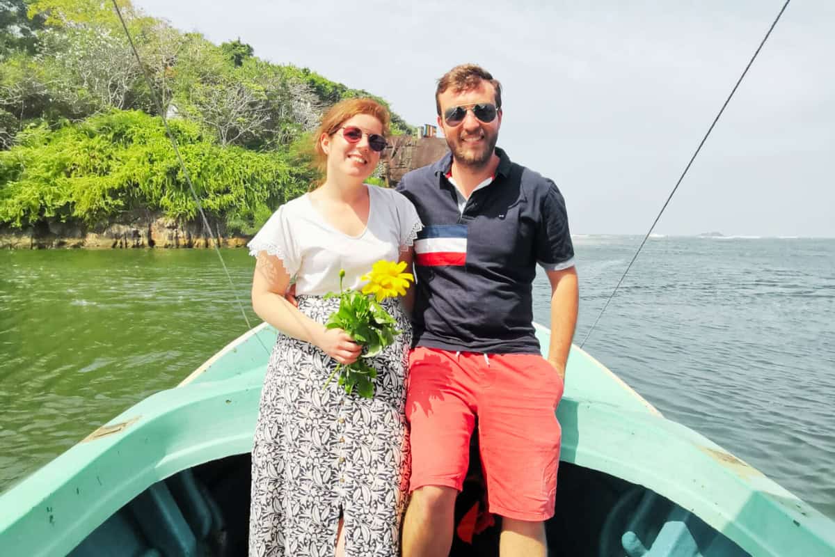 Oriane et quentin, jeune couple marié lors d'une ballade en bateau au Sri Lanka pendant leur voyage de noces