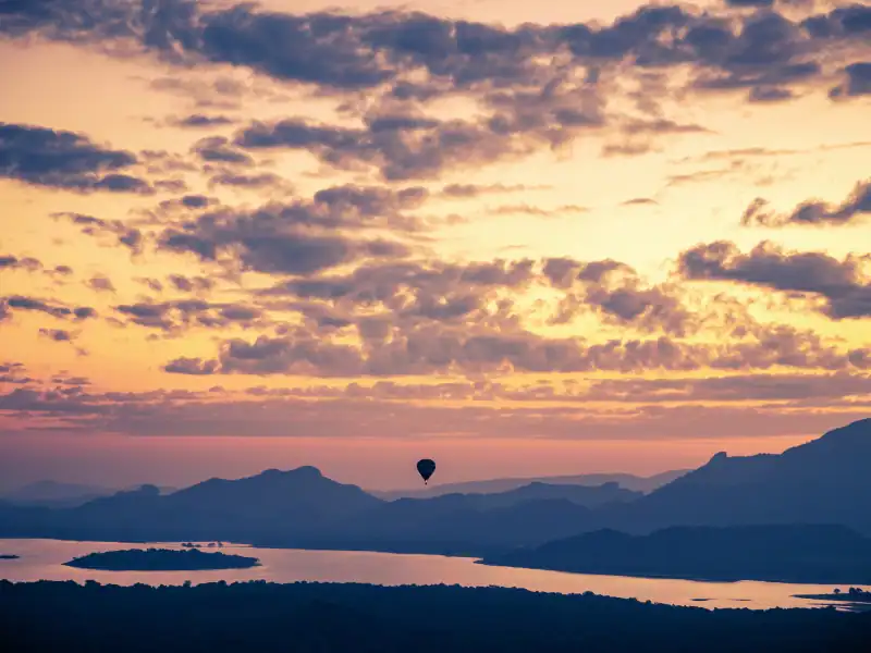 Montgolfière volant au dessus des régions du Triangle Culturel au Sri Lanka lors du couché du soleil