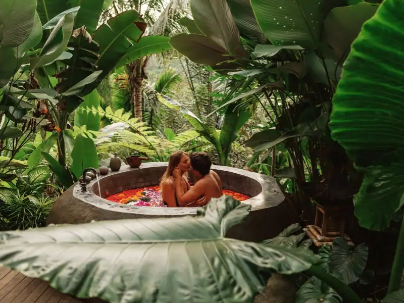 Couple s'embrassant dans un bain de fleurs lors de soins et moments bien être ayurvediques au Sri Lanka Activité romantique lune de miel