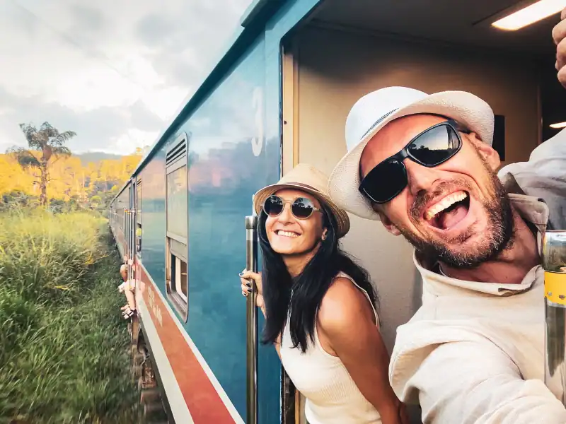 Couple se prenant en photo à bord du train bleu au Sri Lanka voyage amoureux