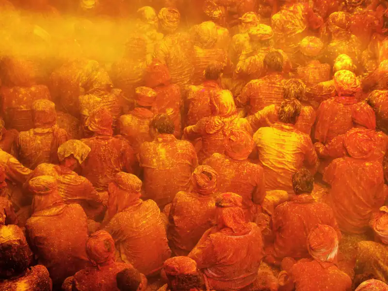 Population locale célébrant la fête des couleurs, Holi, en Inde en Mars