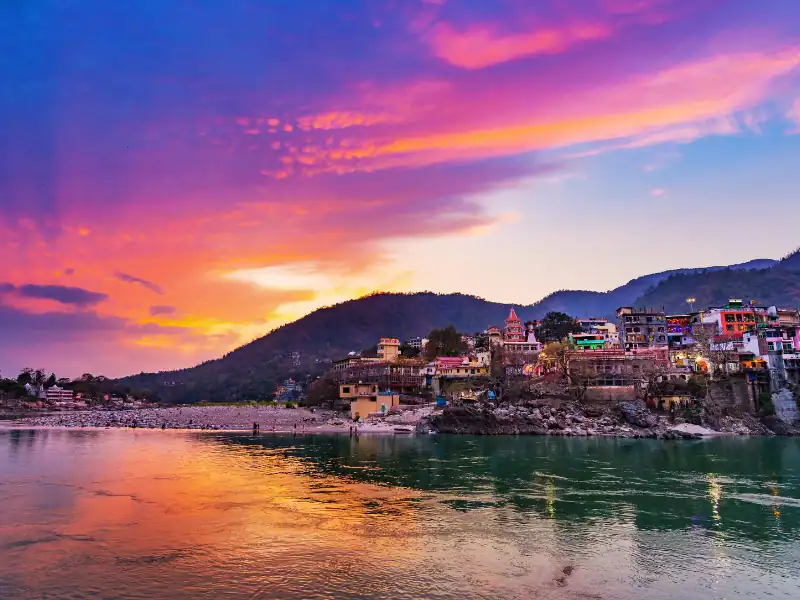 Vue sur Rishikesh en Inde lors du couché du soleil