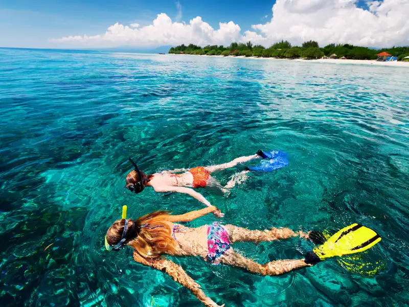 Deux femmes nageant avec masque et tuba pour faire du snorkeling au Sri Lanka