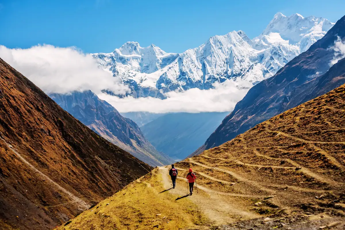 Vue sur des randonneurs au Népal sur le circuit de trek Manaslu voyage sur mesure