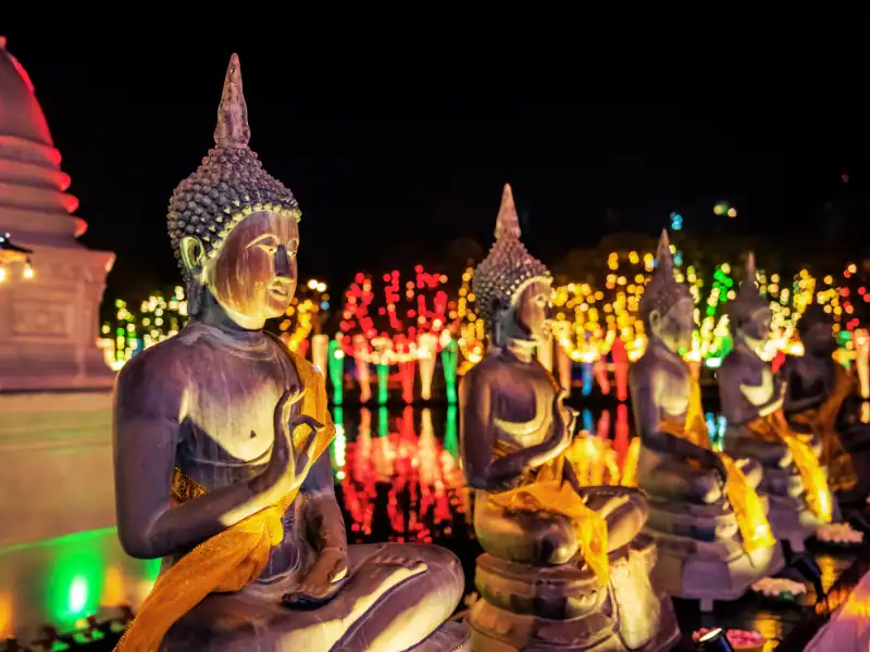 Photo des statues Bouddha sur un temple à Colombo au Sri Lanka lors d'un Poya Day Vesak célébration de pleine lune séjour authentique