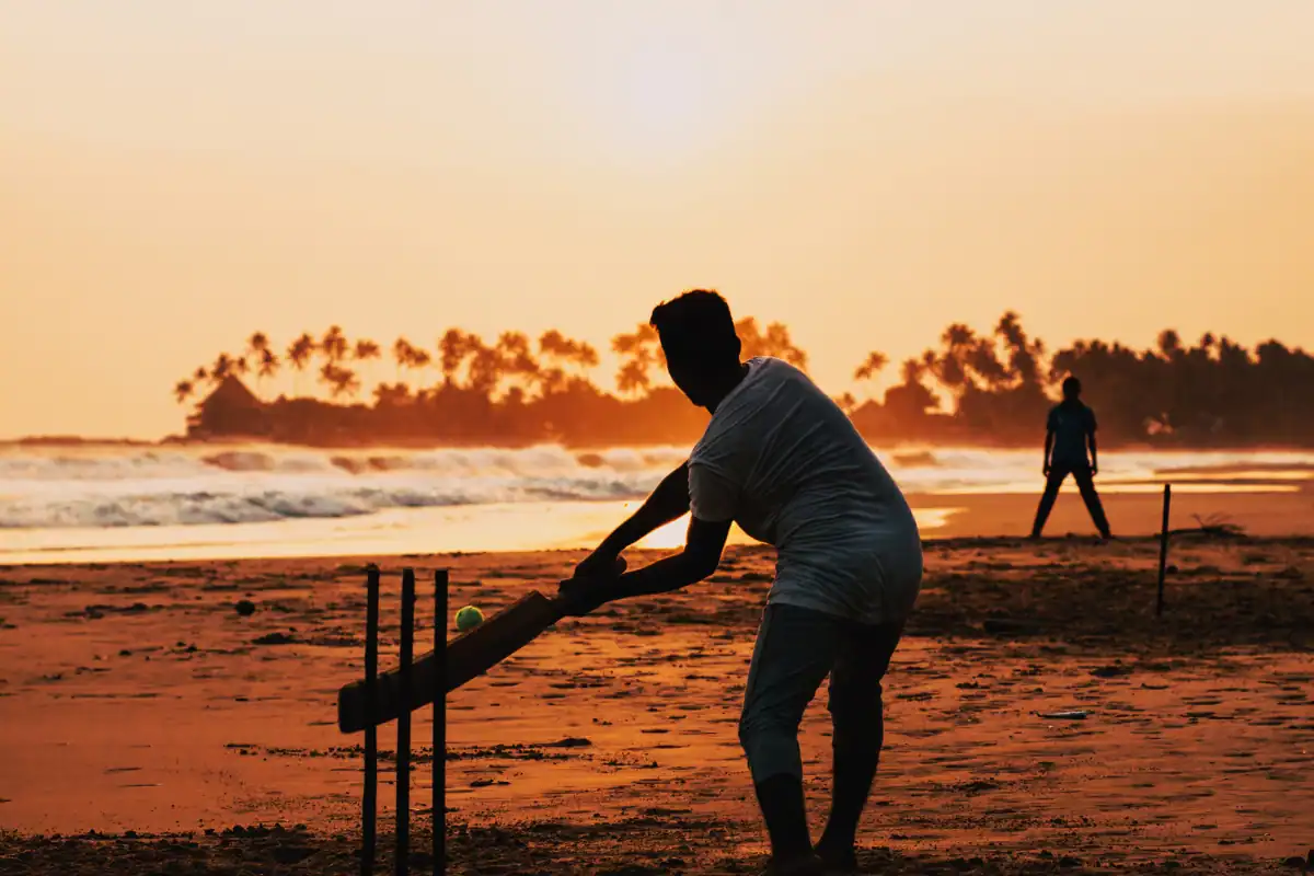 Match de cricket improvisé sur une plage au Sri Lanka lors du couché de soleil expérience locale et unique séjour unique