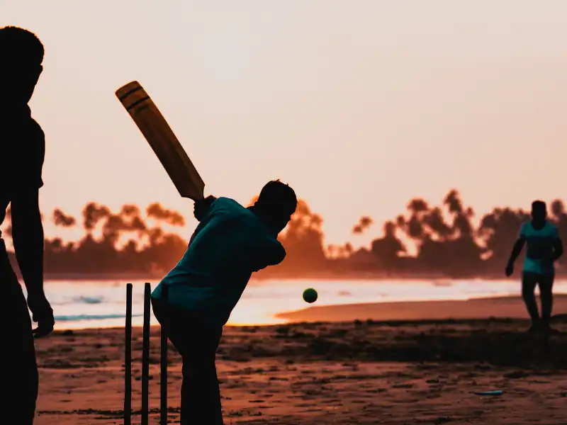 Sri lankais jouant au cricket sur une plage paradisiaque au couché du conseil voyage sur mesure Sri Lanka