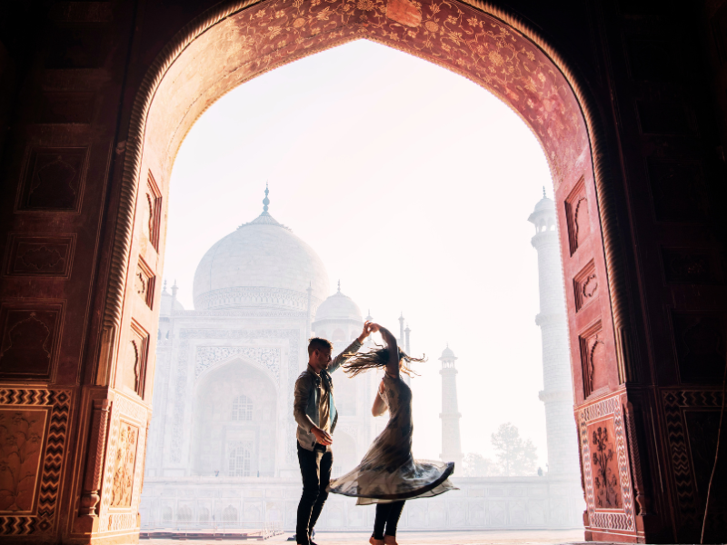 Mari faisant valser sa femme face au Taj Mahal lors d'un voyage à deux en Inde